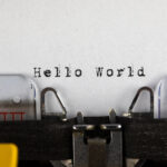 #Hello world. Testo scritto su una vecchia macchina da scrivere.